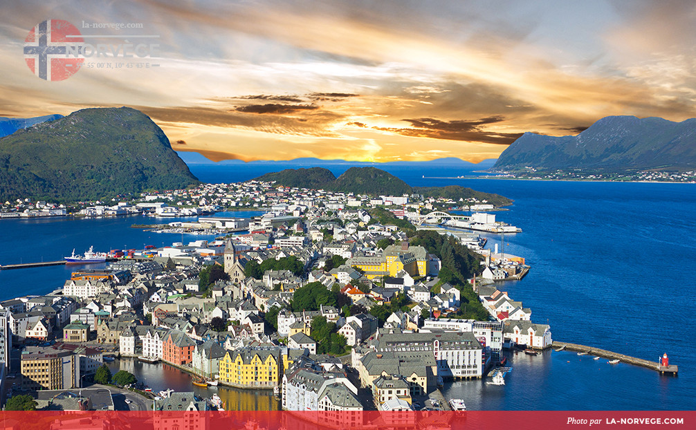 Ville d'Alesund avec les fjords norvégiens