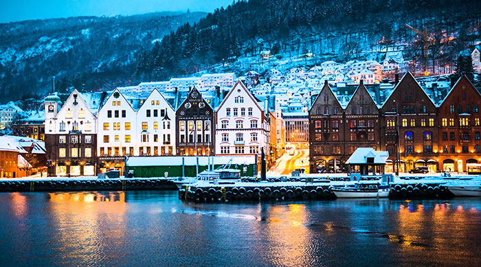 Village au bord du fjord de Norvège
