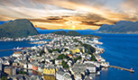 Ville d'Alesund avec les fjords norvégiens